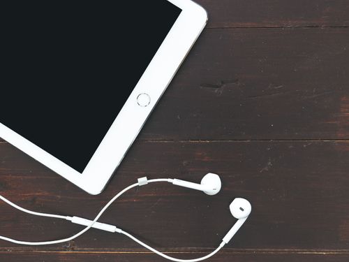 Escolta música al mòbil